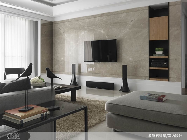 位於台中市文心森林公園第一排的75坪新成屋，設計師以